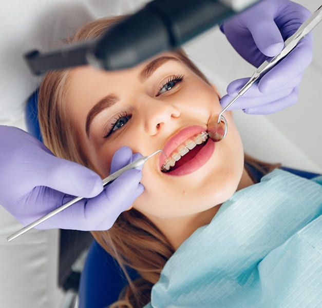 Patient bei Zahnbehandlung bei Dentatrip Albanien